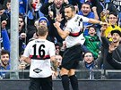 Fabio Quagliarella ze Sampdorie (vpravo) se raduje ze své branky do sít...