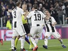 Fotbalisté Juventusu si sice stují, nizozemský rozhodí Björn Kuipers má vak...