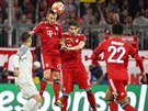Rafinha z Bayernu hlavikuje, Roberto Firmino z Liverpoolu pihlíí.