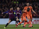 Tanguy Ndombele z Lyonu si kryje mí ped Lionelem Messim z Barcelony.