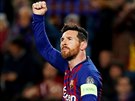 Lionel Messi z Barcelony se raduje po promnné penalt proti Lyonu.