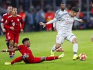 David Alaba (Bayern) ve skluzu proti Robertu Firminovi z Liverpoolu.