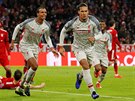 Virgil van Dijk z Liverpoolu po gólu, který dal hlavou Bayernu v utkání Ligy...