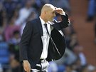Trenér Realu Madrid Zinedine Zidane sleduje zápas proti Vigu.