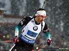 Frustrovaný finiman francouzské tafety Martin Fourcade odstelil medailové...