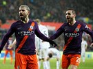 Hrái Manchesteru City Sergio Agüero (vlevo) a Bernardo Silva se radují ze...