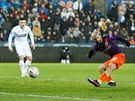 Sergio Agüero z Manchesteru City (vpravo) dává gól bhem zápasu FA Cupu proti...