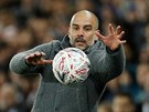 Trenér Manchesteru City Pep Guardiola chytá balon bhem zápasu FA Cupu proti...