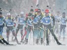 Biatlonisté bhem závodu s hromadným startem na mistrovství svta v Östersundu....