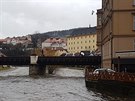 Vltava v Krumlov je na druhém stupni povodové aktivity.