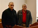 Kurr Tomkiewicz (vlevo) ped soudem ve spolenosti tlumonka do Poltiny