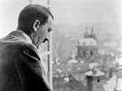 Legendární snímek  Adolf Hitler si prohlíí pokoenou Prahu z oken Hradu.