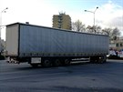 Uzavrka dleit silnice v Perov zaala klidn, pote dlaly kamiony