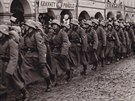 Nmetí vojáci pochodují po hlavním námstí v eských Budjovicích.