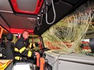 Cisternu dobrovolných hasi ze Zastávky nedaleko Brna poniil pi výjezdu...