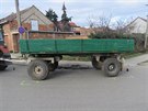 Traktor s pvsem se v Moravsk Nov Vsi bon stetl s autobusem, ve kterm...