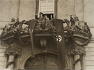 Adolf Hitler mv svm pznivcm z balkonu radnice pi sv nvtv Brna. (17....