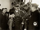 Adolf Hitler se synem samozvaného brnnského starosty Oskara Judexe pi...