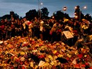 Lidé v Christchurchi nosí kvtiny na památku obtí, které zahynuly pi masakru...
