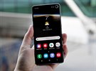 Tapety pro Samsung Galaxy S10 vtipn schovávající prstel displeje