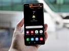 Tapety pro Samsung Galaxy S10 vtipn schovávající prstel displeje