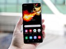 Tapety pro Samsung Galaxy S10, vtipn schovávající prstel displeje