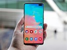 Tapety pro Samsung Galaxy S10 vtipn schovávající prstel displeje