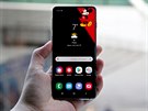 Tapety pro Samsung Galaxy S10 vtipn schovávající prstel displeje