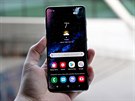 Tapety pro Samsung Galaxy S10 vtipn schovávající prstel displeje