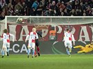 eská branká Tomá Vaclík z FC Sevilla inkasuje z penalty od slávisty Tomáe...