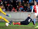 Slávista Mick van Buren stílí tetí gól v odvet osmifinále Evropské ligy...