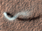 Fotografie prachového víru na Marsu poízená kamerou sondy Mars Reconnaissance...