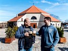 Tom Vodochodsk (vlevo) a Milan Starec od roku 2001 obnovuj ernokosteleck...