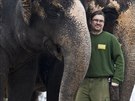 Oetovatel Petr Kiebel se slonicemi Dehli a Kalou ve výbhu ústecké zoo v...