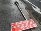 Víkendový vítr v Ústí nad Labem pevracel vyvracel dopravní znaky.