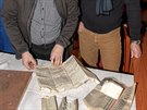 Archiv Jan Nmec (vlevo) a jietnsk starosta Bohuslav Kaprlik si...