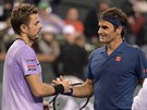 Stan Wawrinka (vlevo) gratuluje Rogerovi Federerovi k vtzstv v osmifinle...