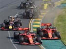 Sebastian Vettel a Charles Leclerc z Ferrari po startu Velké ceny Austrálie...