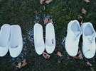 Padesát bílých bot uctívá památku obtí stelby na Novém Zélandu