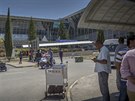 Lidé ekají na letiti v etiopském hlavním mst Addis Abeb na zprávy o...