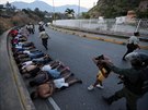 Lidé zadrení bhem rabování ve Venezuele (10.3.2019)