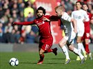 NEDÁM! Útoník Mohamed Salah z Liverpoolu utíká s míem ped Benem Meem z...