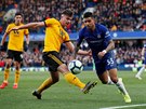 Emerson Palmieri z Chelsea utíká s míem okolo Leandera Dendoncker z...