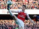 Laurent Koscielny z Arsenalu umí vykopnout nohu hodn vysoko.