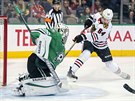 Útočník Chicaga Blackhawks David Kämpf se snaží překonat brankáře Dallas Stars...