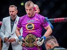 MMA zápasník David Kozma v rovém triku a s pásem pro ampiona.