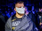 Slovenský zápasník MMA Samuel Kritofi nastupuje do zápasu s bílou maskou.