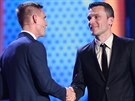 Bořek Dočkal (vlevo) gratuluje Davidu Lafatovi k ceně za přínos fotbalu.