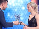 Milan Baro pedává cenu Fotbalistce roku Katein Svitkové ze Slavie.