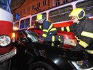 V Lazarsk ulici se zaklnilo osobn auto mezi dv tramvaje, hasii museli...